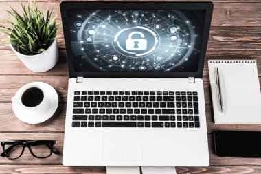 İş çalışma alanı başı işleri ve asma kilit simgeleri ekranda ile dizüstü bilgisayar ile