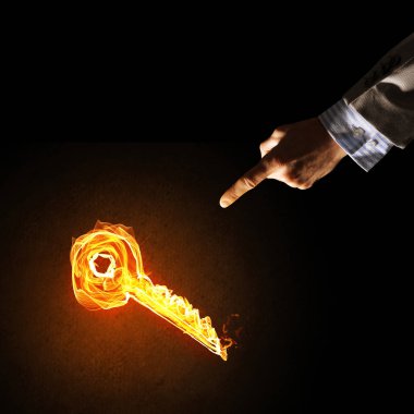 Anahtar simgesi parlayan alev gösterilen işadamı el kapatın