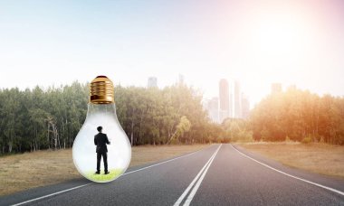 Genç işadamı asfalt yolda ampulün içinde mahsur kaldı.