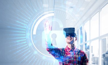 Giyen adam ekose desenli gömlek ve sanal kulaklık medya ekran Masası ile çalışma