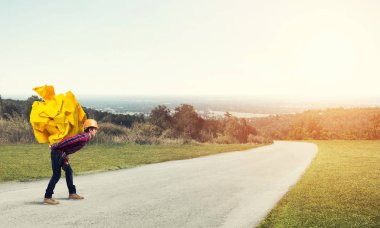 Sırtında kağıt top taşıyan inşaatçı.