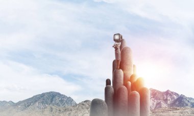 İş kadını kafasına silah tutmak yerine eski bir Tv ile takım elbiseli güzel manzara ile taş sütunlar tepesinde dururken arka plan üzerinde çarpı işareti.