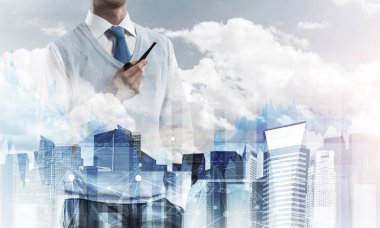 Çift Pozlama akıllı-casual giyim yasaktır boru ve iş ve medya arayüzü ile modern cityscape kendinden emin ve genç işadamı. Modern iş için yeni teknolojileri kavramı.