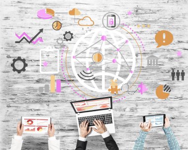 Ellerinde cihazlar bulunan üç kişilik bir grup iletişim ve ağ oluşturma sembolü olarak birlikte çalışıyor.