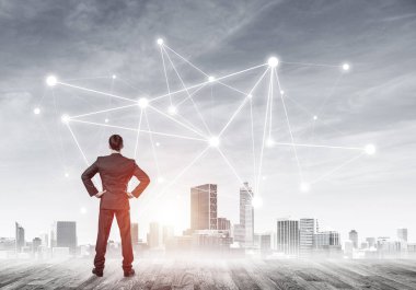 İşadamı arkasını kolluyor ve ağ çizimi kavramına bakıyor