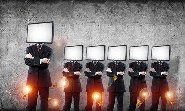 Duran üst üste kesimine gri Duvar ile boş odada arka plan üzerinde uçan arasında işadamları başlarını silah tutmak yerine TV elbiseli geçti.