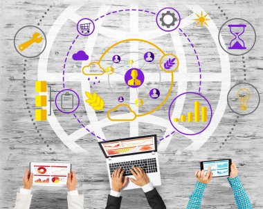 Ellerinde cihazlar bulunan üç kişilik bir grup iletişim ve ağ oluşturma sembolü olarak birlikte çalışıyor.