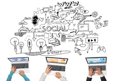 Ellerinde cihazlar bulunan üç kişilik bir grup iletişim ve ağ oluşturma sembolü olarak birlikte çalışıyor.