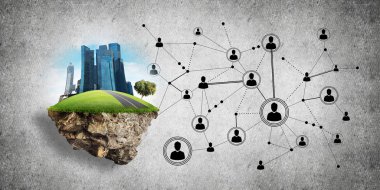 Beton zemin üzerinde çimen ve şehir manzarası olan güzel küçük bir ada.