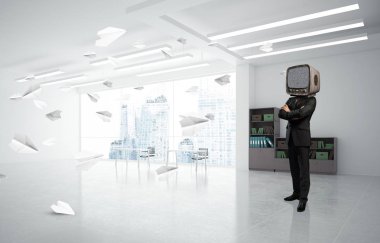 İş başına silah tutmak yerine eski bir Tv ile takım elbiseli adamı dururken kağıt uçaklar ofis binası içinde uçan arasında geçti. 3D render.