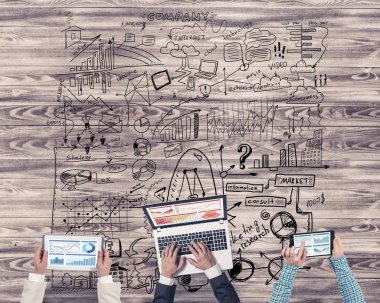 Ellerinde cihazlar bulunan üç kişilik bir grup iletişim ve ağ oluşturma sembolü olarak birlikte çalışıyor.