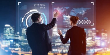 Arka ayakta ve sanal ekran ile birlikte çalışan iki iş adamları