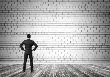 Boş beton odada kendine güvenen zarif iş adamının arka planı