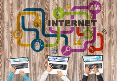 Ellerinde cihazlar bulunan üç kişilik bir grup iletişim ve ağ oluşturma sembolü olarak birlikte çalışıyor.