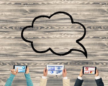 Ellerinde cihazlar bulunan bir grup insan, iletişim ve ağın sembolü olarak birlikte çalışıyor.