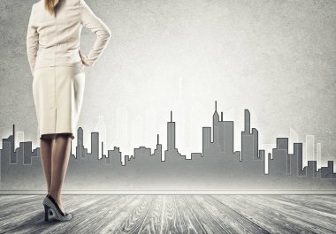 İş kadınının alt görüntüsü ve duvardaki inşaat projesinin çizimleri