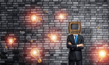 İşadamı kıyafetli kafa kol kesimine uçan arasında duran geçti tutmak yerine eski Tv ve arka plan üzerinde koyu gri Duvar ile.