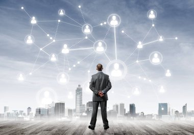 Modern şehir manzarası ve bağlantı konseptine bakan işadamlarının arka planı