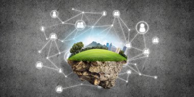 Beton zemin üzerinde çimen ve şehir manzarası olan güzel küçük bir ada.