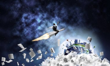 Açık alan ve Dünya gezegeninin kağıtlarla arka plan üzerinde uçan arasında roket üzerinde uçan takım elbiseli genç işadamı kavramsal görüntü. Bu görüntü unsurları Nasa tarafından döşenmiştir.