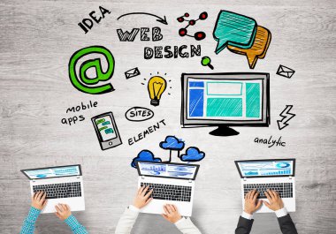 Ellerinde cihazlar bulunan üç kişilik bir grup iletişim ve ağ oluşturma sembolü olarak birlikte çalışıyor.