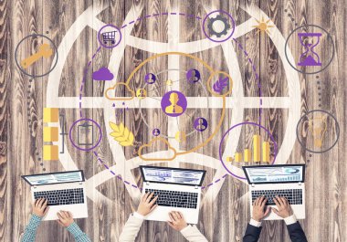 Ellerinde cihazlar bulunan üç kişilik bir grup iletişim ve ağ oluşturma sembolü olarak birlikte çalışıyor.