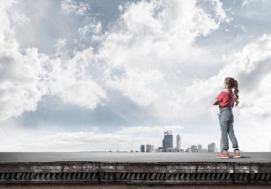Sevimli kız elleri ile çatı yapı üzerinde ayakta göğüs üzerinde çarpı işareti