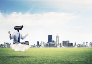 Zarif iş adamı kafa yerine bulutların ve kameraların üzerinde yüzüyor.