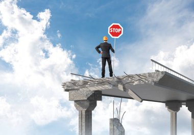 Mühendisi olarak arka planda gökyüzü ile kırık köprü üzerinde duran dur işareti tutarak kask görünümünü arka. 3D render.