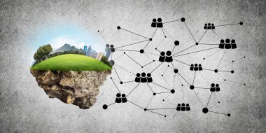 Beton zemin üzerinde çimen ve şehir manzarası olan güzel küçük bir ada.