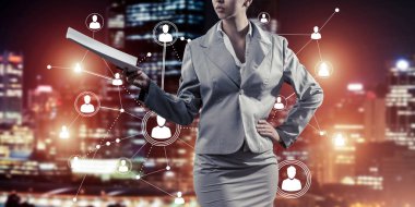 Elinde kağıtlar, arka planında da bağlantı hatları tutan iş kadınının kapatılması