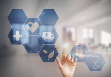 Kadın eli tıp konseptiyle medya ekranının simgesine dokunuyor