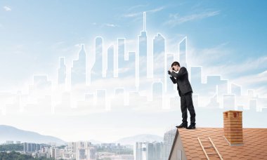 Genç işadamı dürbünüyle şehir manzarasını izliyor. Karışık ortam