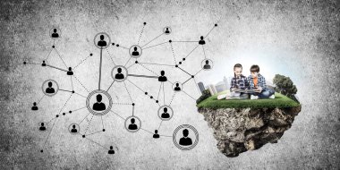 ECO konsepti yüzen ada ve üzerinde kitap oturan çocuklar.
