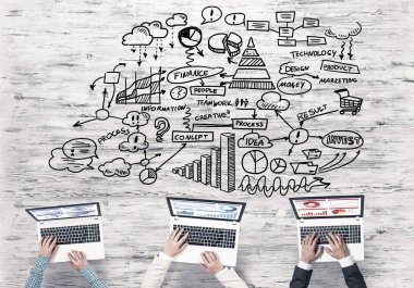 Ellerinde cihazlar bulunan üç kişilik bir grup iletişim ve ağ oluşturma sembolü olarak birlikte çalışıyor.