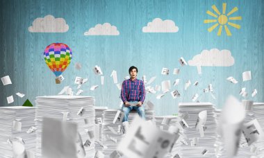 Belgeleri arka plan üzerinde kabataslak peyzaj manzaralı uçan arasında casual giyim oturuşta çekici bir adam. Karışık teknik.