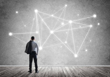 Arkadan görünüşü çizilmiş sosyal bağlantı kavramı ile duvara bakarak işadamı