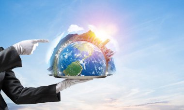 Dünya küre metal tepside sunulması ve üzerinde arka plan üzerinde bulutlu gökyüzü ile işaret beyaz eldivenli elinde garsonun kırpılmış görüntü. 3D render. Bu görüntü unsurları Nasa tarafından döşenmiştir.