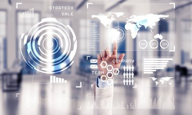 Medya arayüzü ile çalışan iş kadınının eli ekranda ve ofis içi arka planda