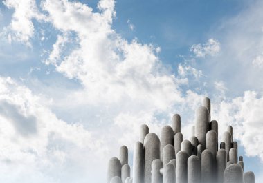 Açık havada, arka planda güzel manzaralı yüksek ve büyük taş sütunların görüntüsü. Duvar kağıdı, telif alanı olan arkaplan.