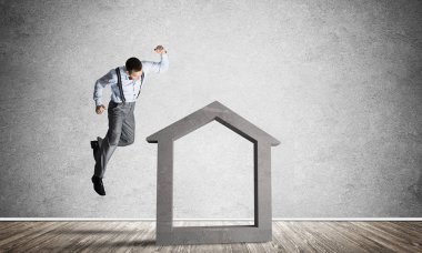 Kararlı iş adamı yumruğunun beton figüründen kurtulacak.