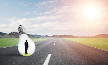 Genç işadamı asfalt yolda ampulün içinde mahsur kaldı.