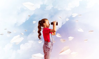 Gökyüzü arka plan hakkında geleceği görmenin karşı tulum, küçük şirin kız