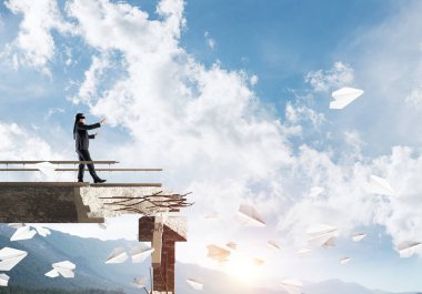 Gizli tehditlerin ve risklerin sembolü olarak beton köprüde gözü kapalı yürüyen bir iş adamı. Arka planda gökyüzü ve doğa manzarası. 3B görüntüleme.