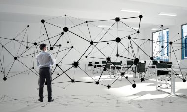 Modern ofis içi ve sosyal bağlantı kavramındaki zarif iş adamı. Karışık ortam