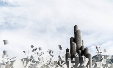 Açık havada güzel manzara ile kağıtları arka plan üzerinde uçan arasında yer alan yüksek ve büyük taş sütunlar görüntüsü. Duvar kağıdı, zemin ile boşaltmak.