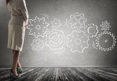 İş kadını ve takım çalışmasının alt görünümü duvara çizildi