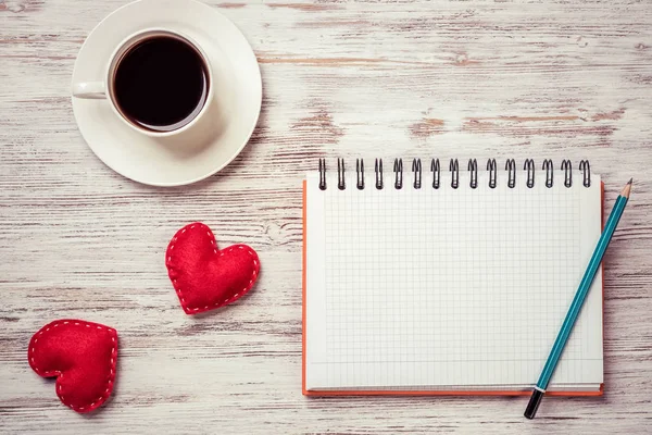 Taza Café Bloc Notas Lápiz Dos Corazones Rojos Superficie Madera — Foto de Stock