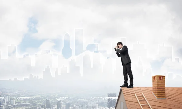 Joven Empresario Viendo Paisaje Urbano Sus Prismáticos Técnica Mixta — Foto de Stock