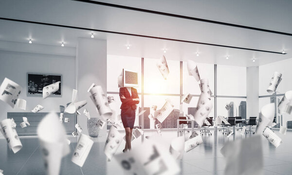 Деловая женщина в костюме с монитором вместо головы держит руки скрещенными, стоя среди летающих бумаг внутри офисного здания. 3D рендеринг
.
